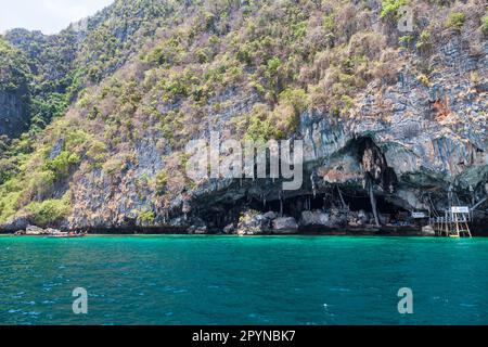 Grottes viking sur l'île de Phi Phi le dans la mer d'Andaman avec des pirates cachant des trésors. Voyages et excursions en Thaïlande île de Phuket. Banque D'Images