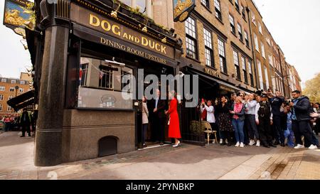 William, prince de Galles et Catherine, princesse de Galles quittent le pub Dog and Duck. William, prince de Galles et Catherine, princesse de Galles au Th Banque D'Images