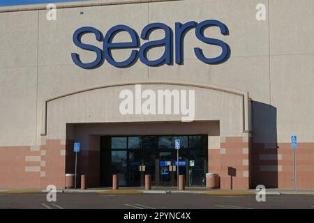 Los Angeles, Californie / États-Unis - 19 janvier 2019 : l'avant d'un grand magasin Sears est illustré, avec un stationnement vide au premier plan. Banque D'Images