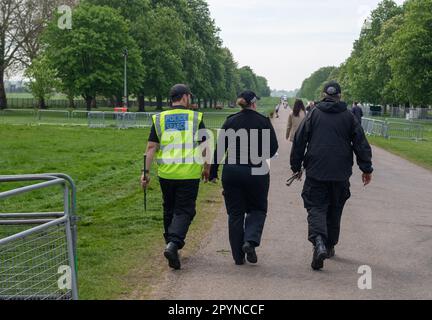 Windsor, Berkshire, Royaume-Uni. 4th mai 2023. Équipes de recherche policière au travail sur la longue promenade à Windsor, la ville de Windsor dans le Berkshire se prépare pour le couronnement du roi Charles III Un concert avec des étoiles aura lieu sur le terrain du château de Windsor le dimanche 7th mai 2023. Crédit : Maureen McLean/Alay Live News Banque D'Images