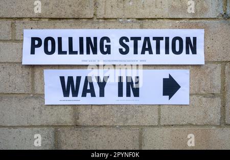 Un panneau indiquant « Polling Station » avec les mots « Way In » en dessous fixé à un mur pour les élections au Royaume-Uni. Avec une nouvelle loi controversée exigeant p Banque D'Images