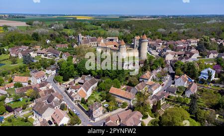 Vue aérienne du château français de Blandy les Tours en Seine et Marne - forteresse féodale médiévale avec une enceinte hexagonale protégée par un grand rond Banque D'Images