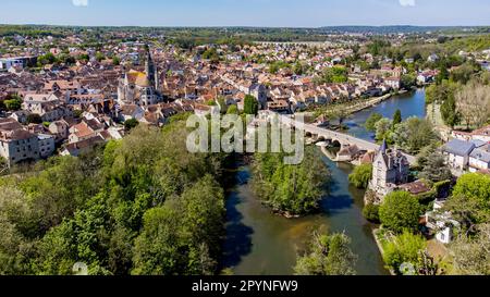 Vue aérienne de la ville médiévale de Moret-sur-Loing en Seine et Marne, France - Pont en pierre enjambant la rivière Loing en direction de la tour de la porte de Bourgogne Banque D'Images