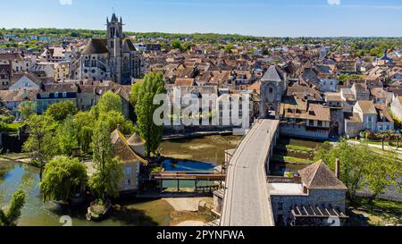 Vue aérienne de la ville médiévale de Moret-sur-Loing en Seine et Marne, France - Pont en pierre enjambant la rivière Loing en direction de la tour de la porte de Bourgogne Banque D'Images