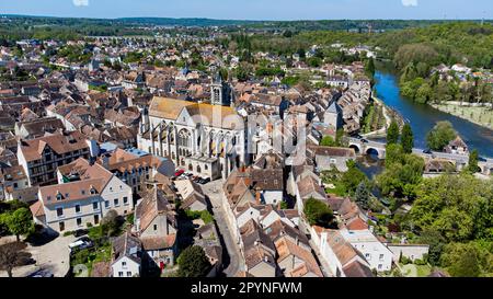 Vue aérienne de la ville médiévale de Moret-sur-Loing en Seine et Marne, France - l'église gothique notre-Dame de la Nativité à côté de la porte de Bourgogne Banque D'Images