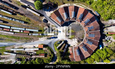 Vue aérienne du rond-point ferroviaire de Longueville en Seine et Marne, France - plateau tournant permettant de réparer les locomotives dans différents ateliers Banque D'Images