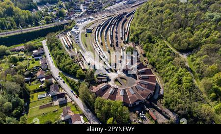 Vue aérienne du rond-point ferroviaire de Longueville en Seine et Marne, France - plateau tournant permettant de réparer les locomotives dans différents ateliers Banque D'Images