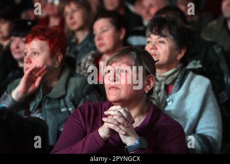 Dnipro, Ukraine. 14th mars 2023. DNIPRO, UKRAINE - le 03 MAI 2023 - les spectateurs regardent la représentation musicale-dramatique 'il est vivant' basée sur l'histoire de Jésus Christ, Dnipro, Ukraine orientale. Credit: UKRINFORM/Alamy Live News Banque D'Images