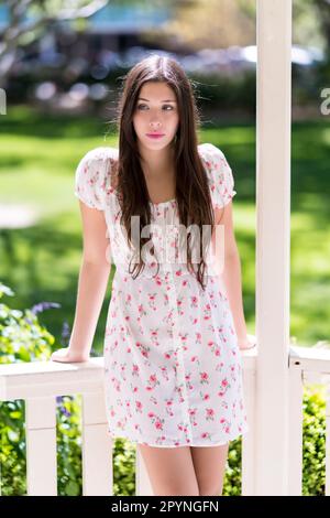 Moody Latina Teen Girl pendant la pandémie dans un parc Gazebo Banque D'Images