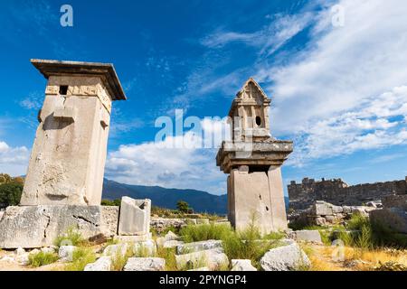 Site archéologique de la ville antique de Xanthos. Tombe monument et les ruines de l'ancienne ville de Xanthos à Kas, Antalya, Turquie au coucher du soleil. Capitale de Lycia. Banque D'Images