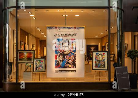 Liverpool, Angleterre, le 4 mai 2023. Liverpool One Shoping Centre Claredon Gallery présente un tableau du roi Charles III, à la suite de son couronnement. Banque D'Images