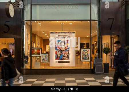 Liverpool, Angleterre, le 4 mai 2023. Liverpool One Shoping Centre Claredon Gallery présente un tableau du roi Charles III, à la suite de son couronnement. Banque D'Images