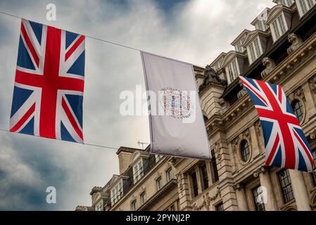 Les drapeaux Union Jack le long d'un drapeau de couronnement sont vus à Piccadilly, devant le couronnement du roi Charles III, le samedi 6 mai 2023 Banque D'Images
