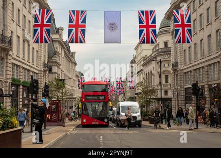 Londres, Royaume-Uni. 04th mai 2023. Cordes de drapeaux de l'Union Jack vus dans la rue Regent St James devant le Roi Charles III couronnement le samedi 6 mai 2023 (photo par Pietro Recchia/SOPA Images/Sipa USA) Credit: SIPA USA/Alay Live News Banque D'Images