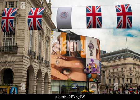 Londres, Royaume-Uni. 04th mai 2023. Les drapeaux Union Jack le long d'un drapeau de couronnement sont vus à Piccadilly avant le couronnement du roi Charles III le samedi 6 mai 2023 (photo par Pietro Recchia/SOPA Images/Sipa USA) Credit: SIPA USA/Alay Live News Banque D'Images