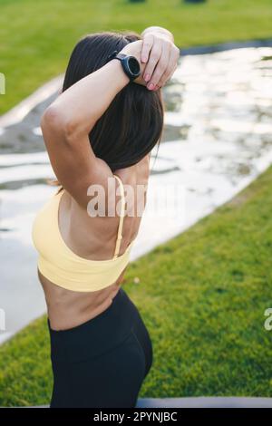 Femme yogi focalisée méditant, pratiquant la leçon à l'extérieur dans le parc. Concept de yoga et de fitness. Mode de vie sain, sport. Personne positive Banque D'Images