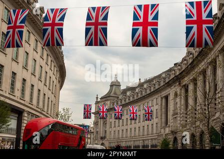 Londres, Royaume-Uni. 4th mai 2023. Cordes de drapeaux de l'Union Jack vu dans Regent Street devant le Roi Charles III couronnement le samedi 6 mai 2023 (Credit image: © Pietro Recchia/SOPA Images via ZUMA Press Wire) USAGE ÉDITORIAL SEULEMENT! Non destiné À un usage commercial ! Banque D'Images