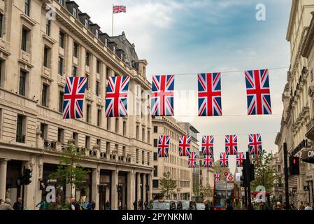 Londres, Royaume-Uni. 4th mai 2023. Cordes de drapeaux de l'Union Jack vu dans Regent Street devant le Roi Charles III couronnement le samedi 6 mai 2023 (Credit image: © Pietro Recchia/SOPA Images via ZUMA Press Wire) USAGE ÉDITORIAL SEULEMENT! Non destiné À un usage commercial ! Banque D'Images
