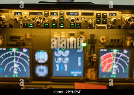 Vue générale du cockpit vide.Simulateur de vol commercial pour la formation en vol. Banque D'Images