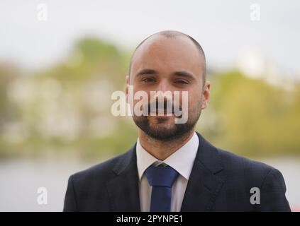 Hambourg, Allemagne. 04th mai 2023. Achmed Mrestani, médecin et récipiendaire du prix Jung Career Development Award 2023, se tient sur le balcon du club anglo-allemand avant la cérémonie de remise du prix Jung pour la médecine 2023. Mrestani recevra le prix Jung Career Advancement Award 2023 pour son projet de recherche visant à comprendre la physiopathologie des maladies neurologiques du canal calcique. Avec une valeur totale de 540 000 000 euros, les prix décernés par la Fondation Jung pour la science et la recherche sont parmi les plus dotés d'Europe. Credit: Marcus Brandt/dpa/Alay Live News Banque D'Images