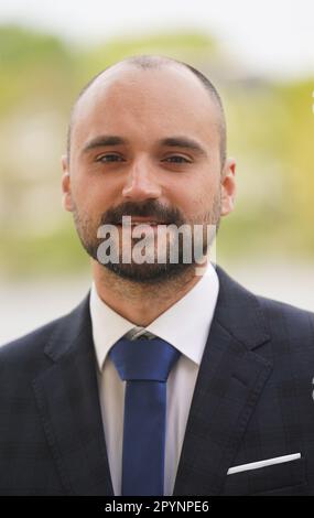 Hambourg, Allemagne. 04th mai 2023. Achmed Mrestani, médecin et récipiendaire du prix Jung Career Development Award 2023, se tient sur le balcon du club anglo-allemand avant la cérémonie de remise du prix Jung pour la médecine 2023. Mrestani recevra le prix Jung Career Advancement Award 2023 pour son projet de recherche visant à comprendre la physiopathologie des maladies neurologiques du canal calcique. Avec une valeur totale de 540 000 000 euros, les prix décernés par la Fondation Jung pour la science et la recherche sont parmi les plus dotés d'Europe. Credit: Marcus Brandt/dpa/Alay Live News Banque D'Images