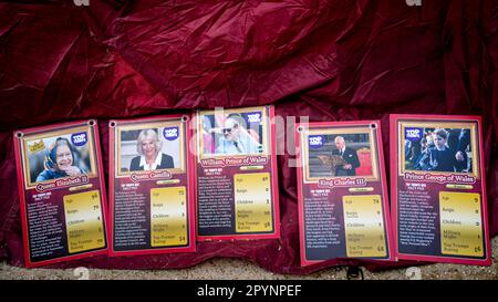 Londres, Royaume-Uni. 04th mai 2023. Jouer aux cartes avec les membres de la famille royale se trouve dans la rue 'The Mall' en face de Buckingham Palace. Le couronnement du roi Charles III aura lieu à Londres sur 6 mai. Credit: Sina Schuldt/dpa/Alay Live News Banque D'Images