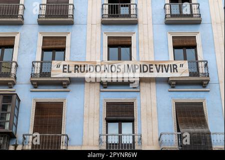 Grenade, Espagne; avril-22, 2023: Slogan de protestation avec le texte "le bruit nous empêche de vivre" sur la façade d'un bâtiment dans le centre-ville de Grenade Banque D'Images