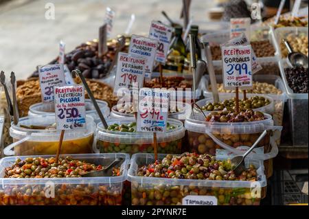 Street shop à Grenade (Espagne) avec des olives, des cornichons et des hors-d'œuvre de différentes variétés avec leurs prix en euros Banque D'Images