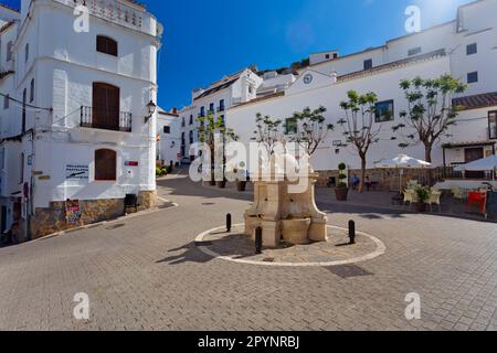 Village blanc Casares en Andalousie, Costa del sol, Espagne Banque D'Images