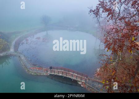 Homme solitaire à Vryssi Tyrnavou, un petit lac pittoresque et une zone de loisirs agréable à proximité de la ville de Tyrnavos, Larissa, Thessaly, Grèce. Banque D'Images