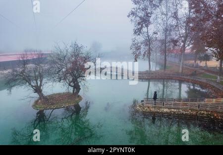 Homme solitaire à Vryssi Tyrnavou, un petit lac pittoresque et une zone de loisirs agréable à proximité de la ville de Tyrnavos, Larissa, Thessaly, Grèce. Banque D'Images