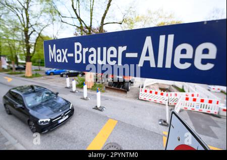 Hambourg, Allemagne. 04th mai 2023. Un panneau de rue sur Max-Brauer-Allee. L'interdiction de conduire des véhicules diesel pour le contrôle de la pollution de l'air sur le Max-Brauer-Allee de Hambourg devrait tomber cette année. Credit: Jonas Walzberg/dpa/Alay Live News Banque D'Images