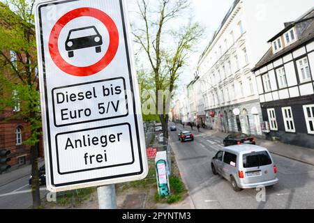 Hambourg, Allemagne. 04th mai 2023. Un panneau d'interdiction de conduire pour les véhicules équipés de moteurs diesel jusqu'à l'Euro 5 se trouve sur Max-Brauer-Allee. L'interdiction de conduire des véhicules diesel pour le contrôle de la pollution de l'air sur le Max-Brauer-Allee de Hambourg devrait tomber cette année. Credit: Jonas Walzberg/dpa/Alay Live News Banque D'Images