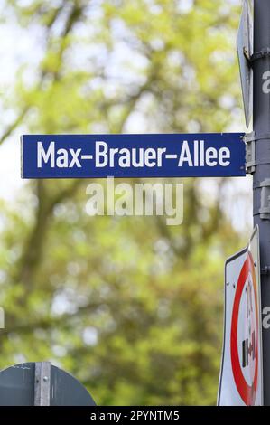 Hambourg, Allemagne. 04th mai 2023. Un panneau de rue sur Max-Brauer-Allee. L'interdiction de conduire des véhicules diesel pour le contrôle de la pollution de l'air sur le Max-Brauer-Allee de Hambourg devrait tomber cette année. Credit: Jonas Walzberg/dpa/Alay Live News Banque D'Images