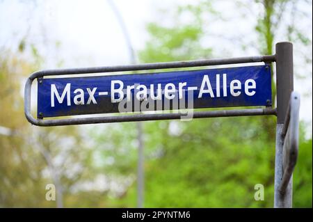 Hambourg, Allemagne. 04th mai 2023. Un panneau de rue sur Max-Brauer-Allee. L'interdiction de conduire des véhicules diesel pour le contrôle de la pollution de l'air sur le Max-Brauer-Allee de Hambourg devrait tomber cette année. Credit: Jonas Walzberg/dpa/Alay Live News Banque D'Images