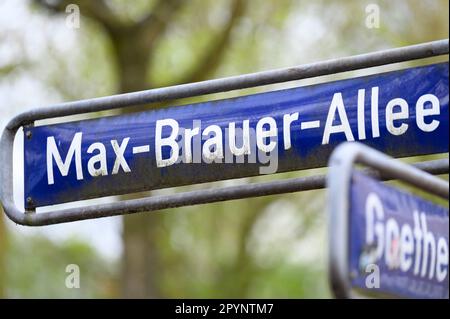 Hambourg, Allemagne. 04th mai 2023. Un panneau de rue sur Max-Brauer-Allee. L'interdiction de conduire des véhicules diesel pour le contrôle de la pollution de l'air sur le Max-Brauer-Allee de Hambourg devrait tomber cette année. Credit: Jonas Walzberg/dpa/Alay Live News Banque D'Images