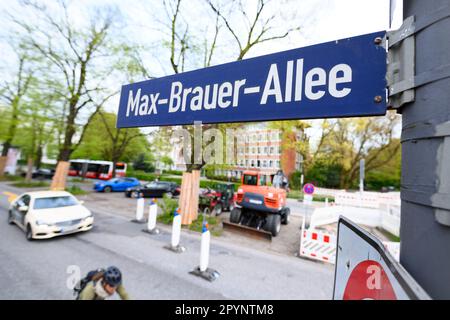 Hambourg, Allemagne. 04th mai 2023. Un panneau de rue sur Max-Brauer-Allee. L'interdiction de conduire des véhicules diesel pour le contrôle de la pollution de l'air sur le Max-Brauer-Allee de Hambourg devrait tomber cette année. Credit: Jonas Walzberg/dpa/Alay Live News Banque D'Images