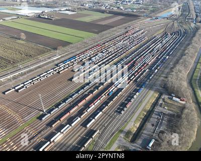 D'un point de vue panoramique, le dépôt de trains Kijfhoek est un labyrinthe de trains, de wagons et de grues qui travaillent en harmonie. Banque D'Images