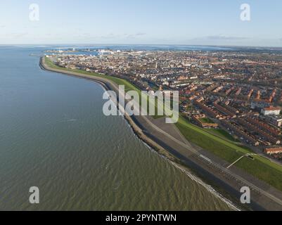 Une captivante vidéo de drone aérienne de Den Helder présente l'emplacement côtier époustouflant de la ville et les paysages à couper le souffle d'en haut. Banque D'Images