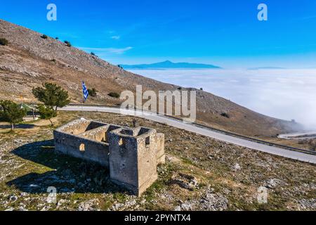 La vue depuis la colline Lousfaki quand la ville de Tirnavos et les grandes plaines de Larissa sont couvertes de brouillard. Larissa, Thessalie, Grèce Banque D'Images