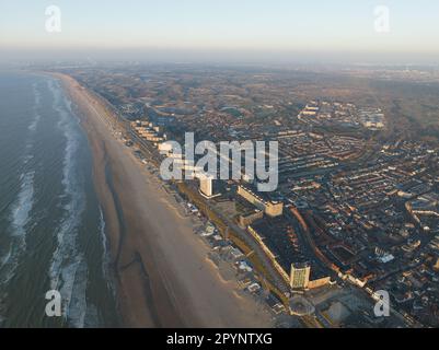 Une vue aérienne captivante de la côte de Zandvoort au coucher du soleil, mettant en valeur la beauté étonnante de la ville balnéaire hollandaise. Banque D'Images