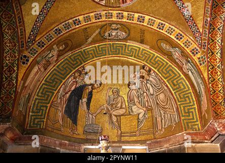 Impressionnante mosaïque de Jésus lavant les pieds des Apôtres, à Nea Moni (lit. 'Nouveau monastère'), île de Chios, Nord-est de la mer Égée, Grèce. Banque D'Images