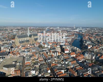 Survolez l'emblématique Grote Kerk, en capturant sa flèche complexe et ses superbes détails architecturaux. Banque D'Images