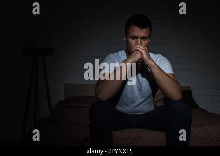 homme déprimé ayant l'insomnie et luttant contre le trouble de stress post-traumatique, image de stock Banque D'Images