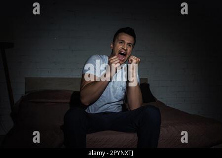 homme anxieux criant tout en luttant contre le trouble de stress post-traumatique, image de stock Banque D'Images