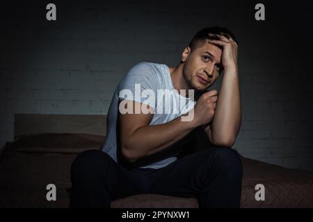 homme effrayé ayant l'insomnie et luttant contre le trouble de stress post-traumatique, image de stock Banque D'Images