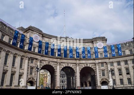 Londres, Royaume-Uni. 4th mai 2023. Des banderoles portant les emblèmes « heureux et glorieux » et couronnement sont accrochées à l'Arche de l'Amirauté devant le couronnement du roi Charles III, qui a lieu sur 6 mai. Credit: Vuk Valcic/Alamy Live News Banque D'Images