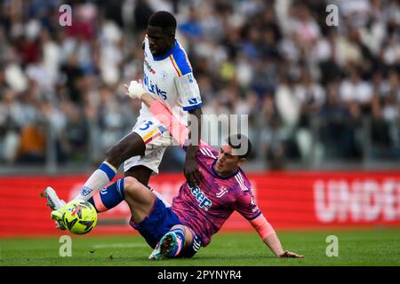 Turin, Italie. 3 mai 2023. Samuel Umtiti de US Lecce concurrence pour le ballon avec Dusan Vlahovic de Juventus FC pendant la série Un match de football entre Juventus FC et US Lecce. Credit: Nicolò Campo/Alay Live News Banque D'Images