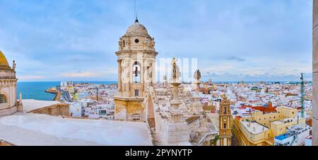 Panorama depuis le toit de la cathédrale Sainte-Croix, observant la côte de Cadix, maisons historiques et modernes et ciel nuageux, Espagne Banque D'Images