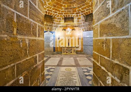 CADIX, ESPAGNE - 21 SEPTEMBRE 2019: La crypte de pierre de la cathédrale de Cadix avec autel, décoré avec des incrustés de pierre de couleur et Crucifix en bois, le 21 septembre à CAD Banque D'Images